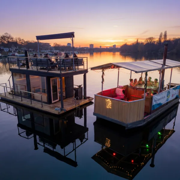 SpaBoats Flotte: Whirlpool-Floß, Sauna-Floß und Kombi-Erlebnis